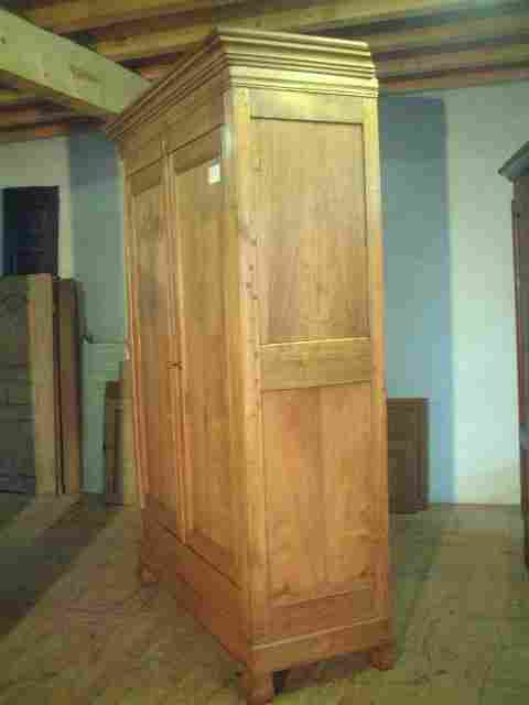 Armoire louis philippe en merisier clair.