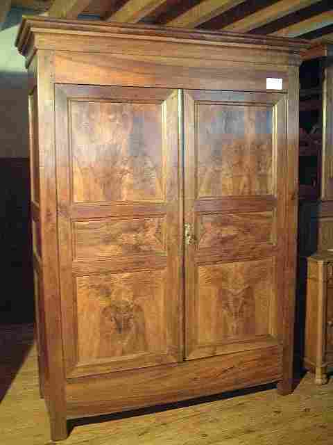 Armoire louis Philippe en noyer ancienne, corniche amovible.