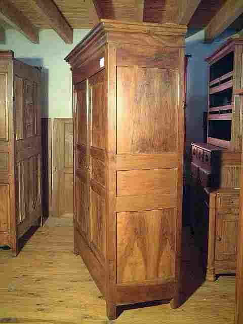 Armoire louis Philippe en noyer ancienne, corniche amovible.