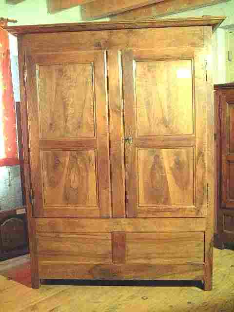 Armoire noyer coffre directoire, 2 tiroirs intérieur.