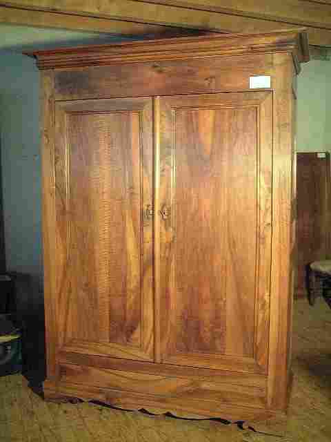 Armoire penderie directoire en noyer, 3 tiroirs, dont 2 intérieur et un en façade bas.