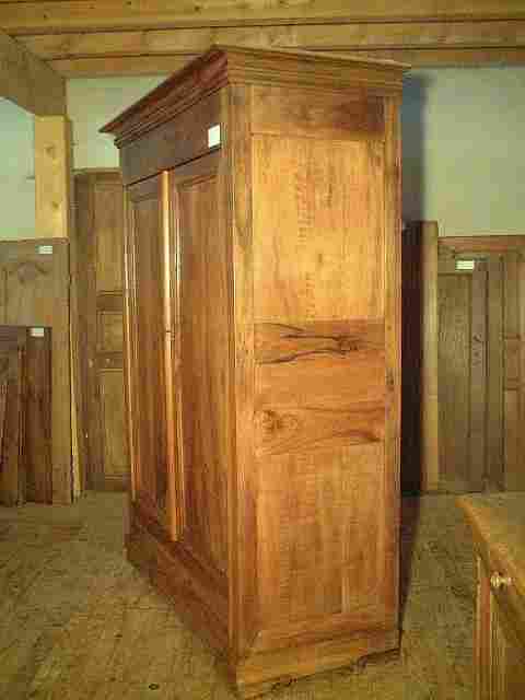 Armoire penderie directoire en noyer, 3 tiroirs, dont 2 intérieur et un en façade bas.