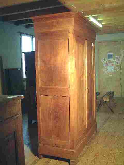 Armoire philipparde ancienne en cerisier, 4 tiroirs, 3 tiroirs intérieur et 1 gros tiroir bas en façade.