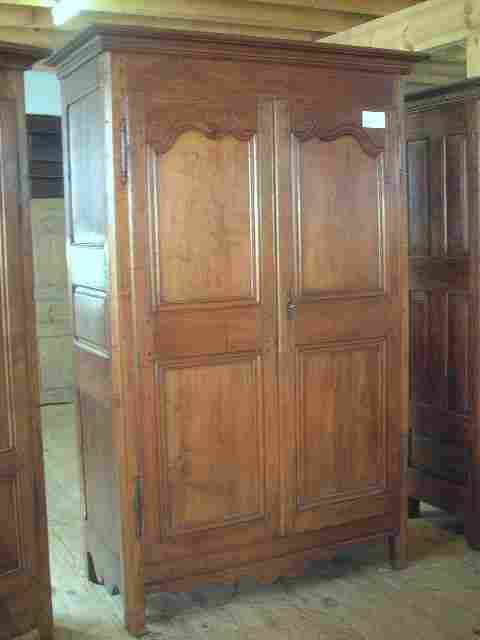 Armoire rustique L XV en merisier.