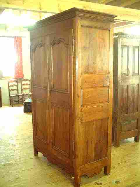 Armoire rustique L XV en merisier.