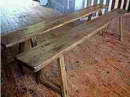 Une paire de bancs de table de ferme en chêne rustique, anciens.