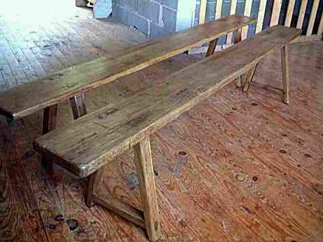 Une paire de bancs de table de ferme en chêne rustique, anciens.