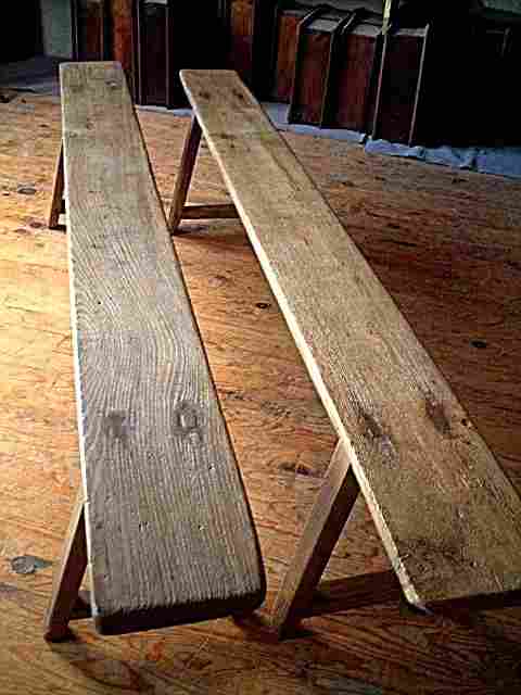 Une paire de bancs de table de ferme en chêne rustique, anciens.