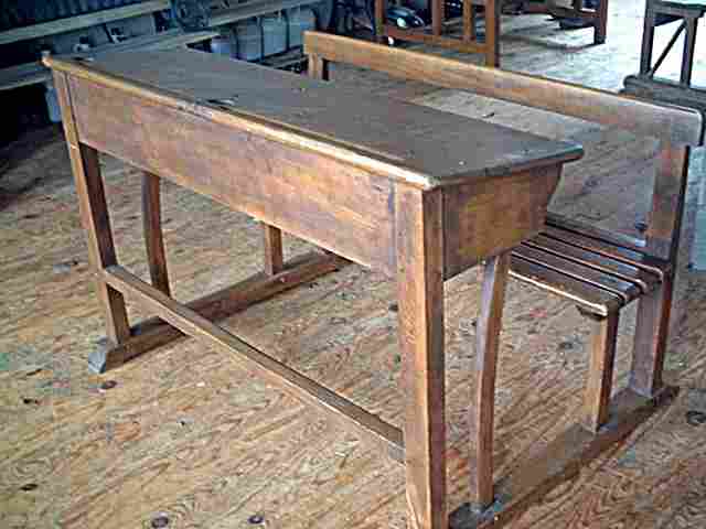 Bureau d'écolier ancien en chêne et hêtre, bois de belle qualité, années 1940.