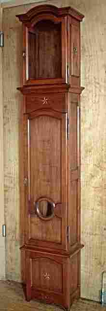 Caisse d'horloge droite seule en merisier à décors de fabrication artisanale des 1960 1970 parfait état, bois de belle qualité, ouvrant sur 3 portes en haut et 1 en bas.
