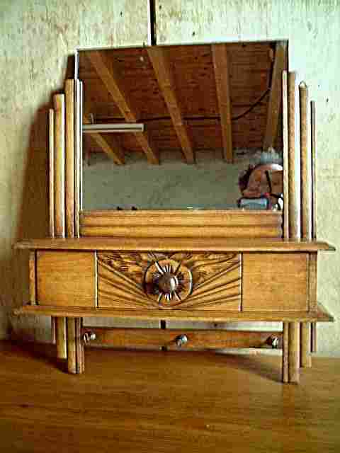 Petite étagère de toilette ancienne des années 30 50, en hêtre, avec tiroir et miroir.