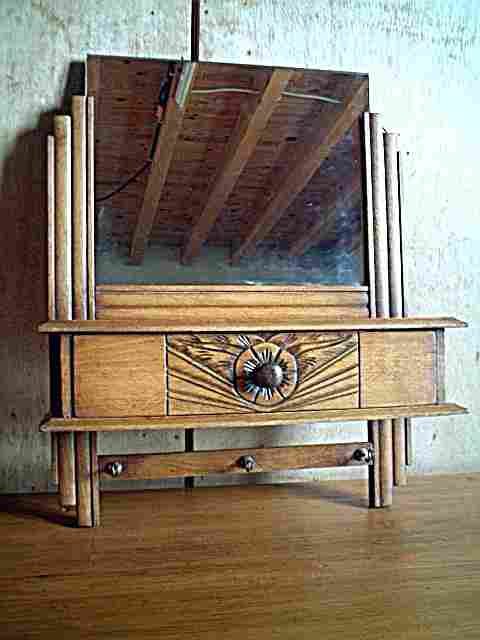 Petite étagère de toilette ancienne des années 30 50, en hêtre, avec tiroir et miroir.