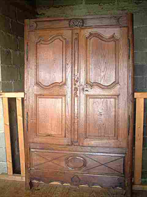 Une façade d'armoire coffre en chêne, ancienne, louis 15, art populaire, belle patine d'origine.