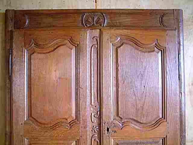 Une façade d'armoire coffre en chêne, ancienne, louis 15, art populaire, belle patine d'origine.