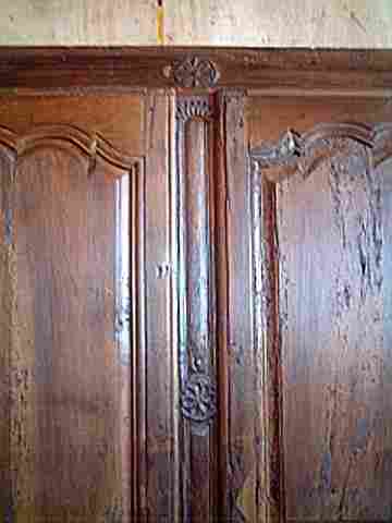 Une façade de bahut haut ou armoirette, art populaire, ancienne, en noyer, milieu rural auvergnat, L XV L XIV rustique, à décors.