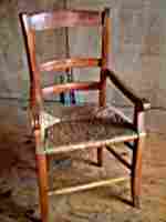 Un fauteuil paillé ancien, en merisier, trés bon état.