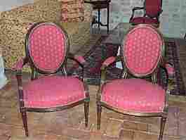 Paire de fauteuils cabriolet avec pieds fuselés et cannelés, style Louis XVI, dossier médaillon second Empire.