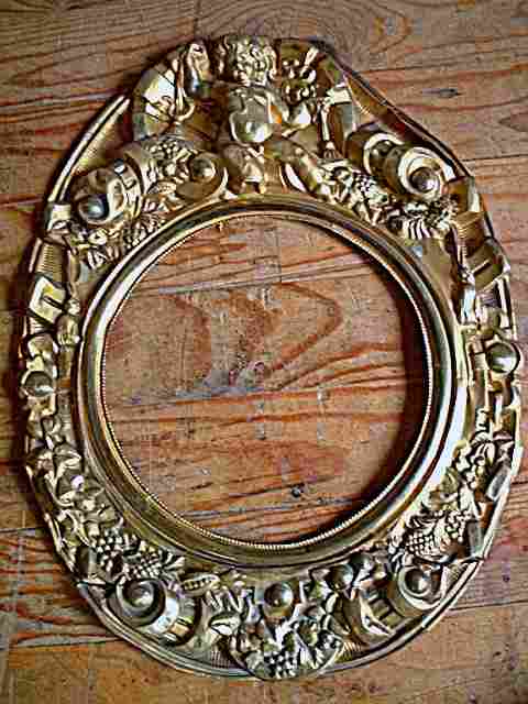 Fronton oval de pendule comtoise ancienne, à décors ange.