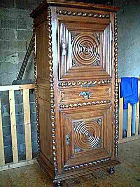 Ce meuble est de très belle qualité par son ancienneté, son bois et ses décorations.