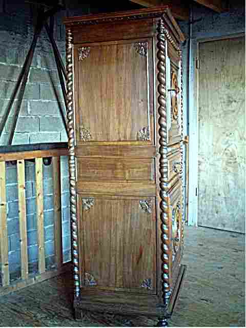 Ce meuble est décoré en façade et sur les cotés par des demi-torsades de style Louis XIII appliquées, sur les montants les torsades sont encastrées. 