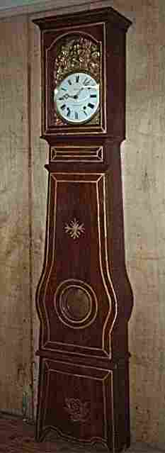 Horloge comtoise caisse violon ancienne à décors, balancier lentille mouvement scène 4 personnages, 2 adultes et 2 enfants sur une balançoire.