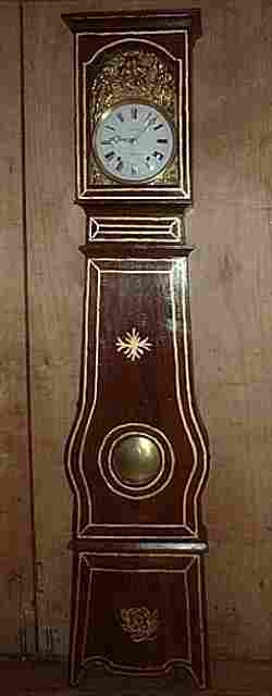 Horloge comtoise caisse violon ancienne à décors, balancier lentille mouvement scène 4 personnages, 2 adultes et 2 enfants sur une balançoire.