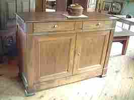 Petit buffet bas ancien en noyer, style directoire.