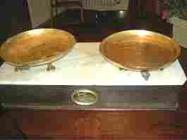 Ancienne et authentique balançe de boulanger, fabriquée à Lyon, avec ses deux plateaux en cuivre.