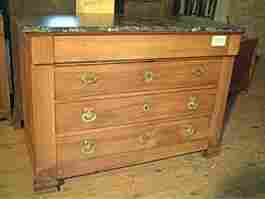 Commode ancienne en noyer clair directoire, dessus marbre, 4 tiroirs.