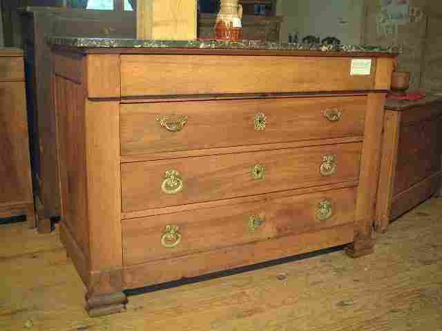 Commode ancienne en noyer clair directoire, dessus marbre, 4 tiroirs.