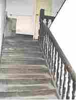 Escalier ancien en chêne à balustres, marche 1.20 m de largeur, style L XIV deservant un étage, encombrement au sol 25 m2 environ.