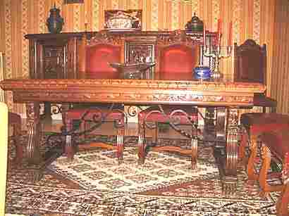 Salle à manger style Renaissance Espagnole en noyer massif comprenant : une grande table de 1.80 à 2.50 m avec six chaises, un buffet quatre portes L: 2.45 m H: 2.22 m P: 0.55 m, un argentier l: 1.00 m H: 1.70 m.