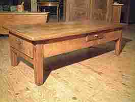 Table basse ancienne en merisier et hetre rustique (ancienne table de ferme) 3 tiroirs, 2 gros en bout et 1 petit au milieu.