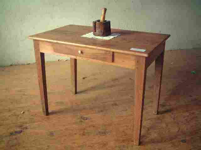 Table bureau en chêne et en noyer rustique.