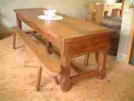 Table de ferme en chêne et ormeau, 5 pieds, 1 gros tiroir à chaque bout, épaisseur du plateau 5 cm, possiblité d'assise avec chaise.