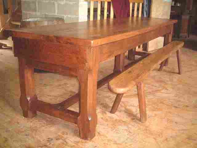 Table de ferme en chêne et ormeau, 5 pieds, 1 gros tiroir à chaque bout, épaisseur du plateau 5 cm, possiblité d'assise avec chaise.