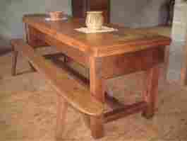 Table de ferme en orme et en chêne, possiblité d'assise avec chaise, plateau amovible, épaisseur de celui-ci 5.5 cm, 1 gros tiroir à chaque extrémité.