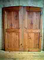 Une paire de portes en pin de la lozère, trés belle qualité de bois.
