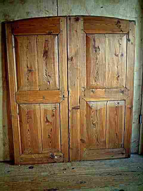 Une paire de portes en pin de la lozère, trés belle qualité de bois.