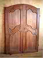 Une paire de portes louis XV rustique ancienne à décors populaire scultés, en cerisier et merisier.