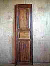 Une porte étroite en merisier et tilleul ancienne, 3 panneaux, rustique, belle patine d'origine.
