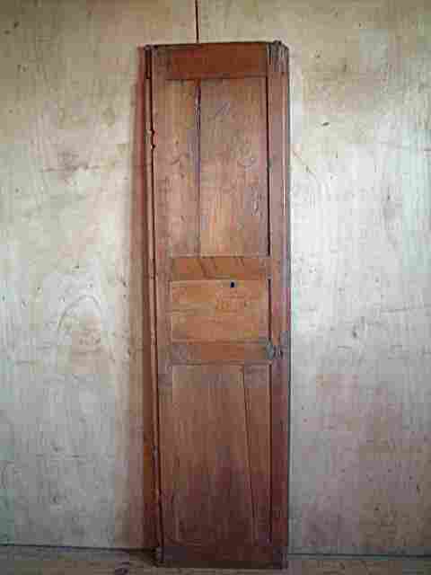 Une porte étroite en merisier et tilleul ancienne, 3 panneaux, rustique, belle patine d'origine.