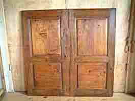 Une paire de portes d'armoire en chêne et tilleul ancienne, rustique et campagnarde.