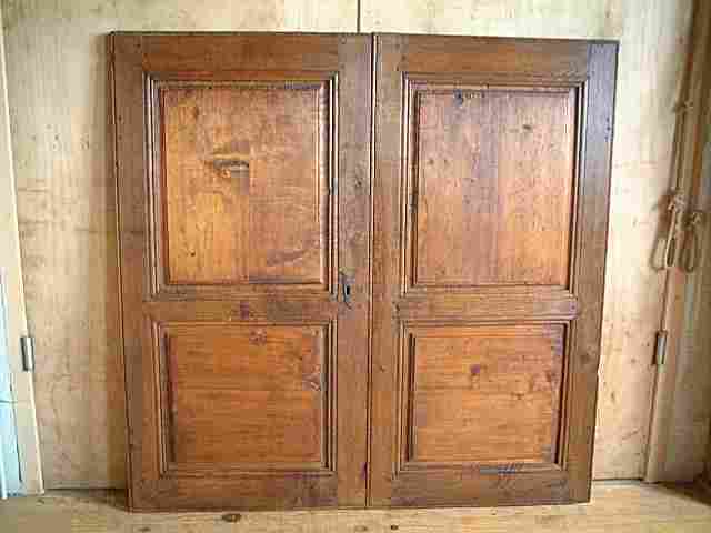Une paire de portes d'armoire en chêne et tilleul ancienne, rustique et campagnarde.
