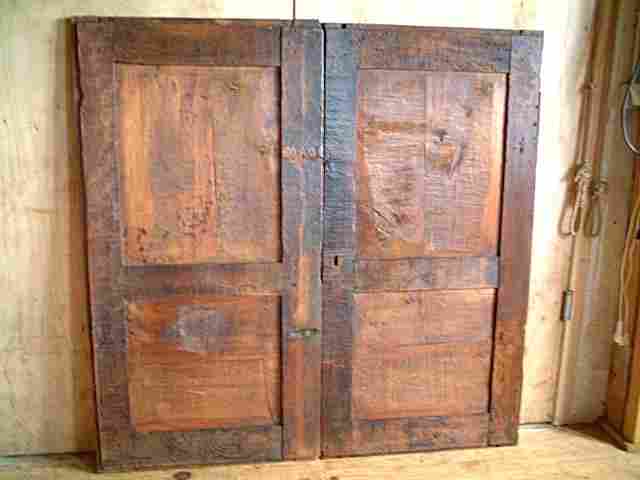 Une paire de portes d'armoire en chêne et tilleul ancienne, rustique et campagnarde.