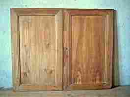 Une paire de portes en merisier plilipparde, bois de belle qualité.