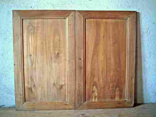 Une paire de portes en merisier plilipparde, bois de belle qualité.