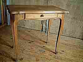 Petite table d'appoint, style L XV en chêne.