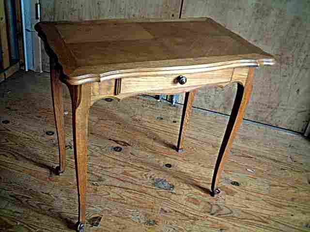 Petite table d'appoint, style L XV en chêne.