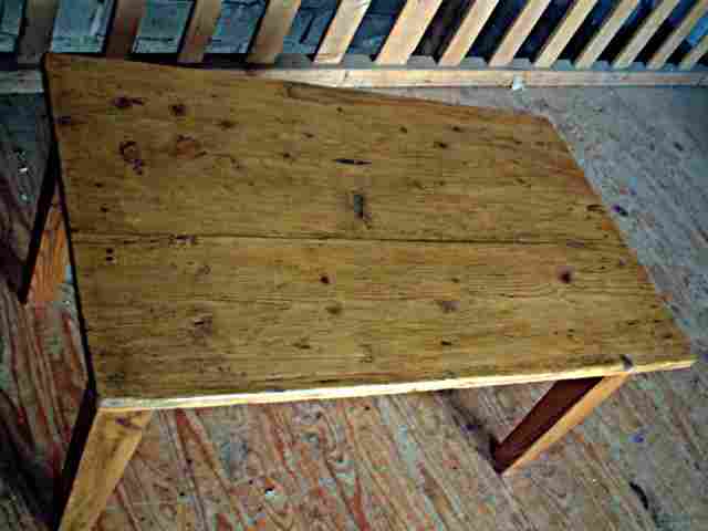 Table basse ancienne, en pin, tiroir en façade.